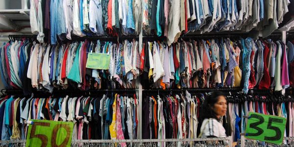 Textiles : la France veut lancer un système de bonus pour les vêtements plus durables
