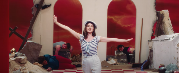 Weyes Blood débarque en starlette hollywoodienne dans le clip de "It’s Not Just Me, It’s Everybody”