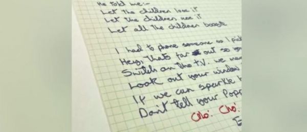 Le texte de "Starman", tube de 1972 de David Bowie, écrit de la main de l'artiste, s'est vendu aux enchères pour la somme de près de 227.000 euros - VIDEO