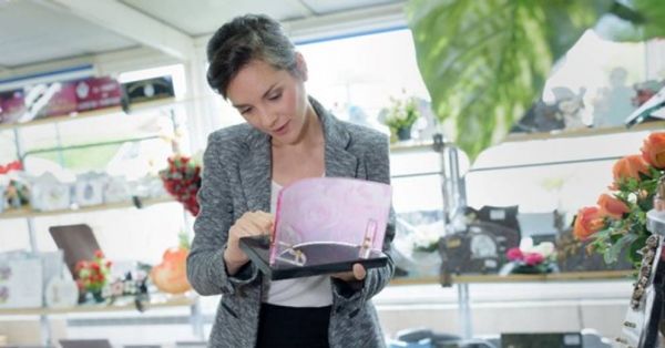 Pourquoi choisir une plaque funéraire personnalisée ?