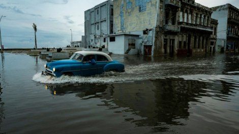 Ian rétrogradé en tempête tropicale, des millions d'Américains sans courant