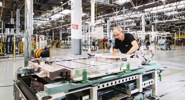 Renault rapatrie sa production de bacs à batterie en France