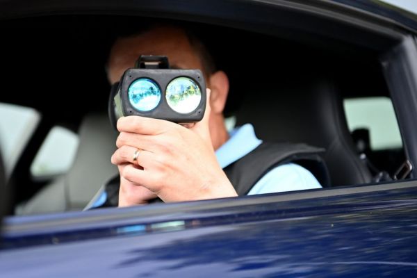 Pris en excès de vitesse à 196 km/h avec son bébé à l'arrière, il se rebelle et termine en garde à vue