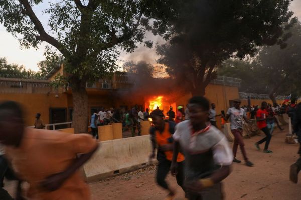 Au Burkina Faso, les putschistes attisent le rejet de la France pour prendre l'ascendant