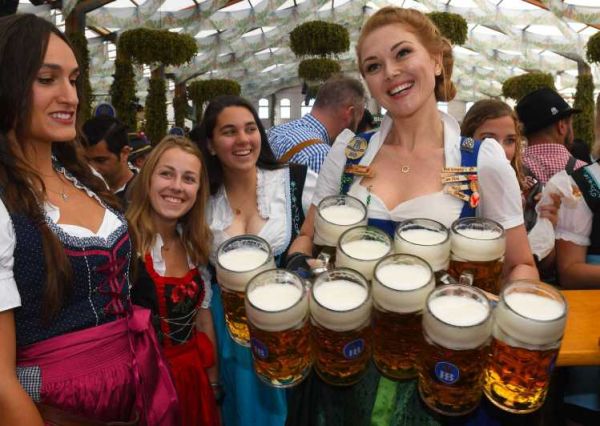 Oktoberfest : les Allemands chantent et dansent sur Kalinka