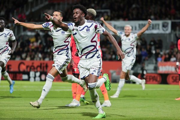 Ligue 2 : les Girondins tremblent mais s'imposent à Laval et redeviennent leaders du championnat (1-2)