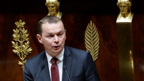 Assurance chômage: Dussopt appelle les députés à sortir des "caricatures"