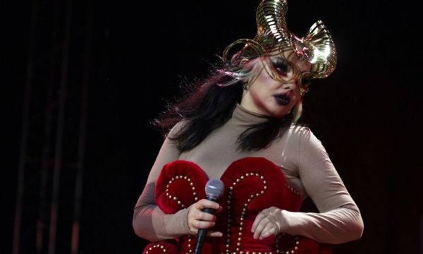 Björk célèbre la résurgence de Kate Bush