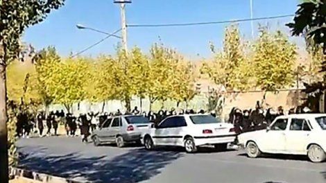 En Iran, des écolières manifestent et défient la répression