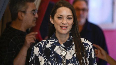 Binoche, Cotillard, Huppert... Des artistes françaises se coupent une mèche de cheveu en solidarité avec l'Iran