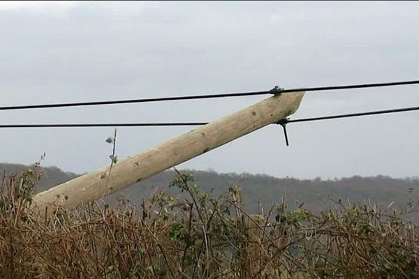 Son tracteur percute un poteau électrique : il reste immobile un long moment en attendant les secours pour ne pas s'électrocuter