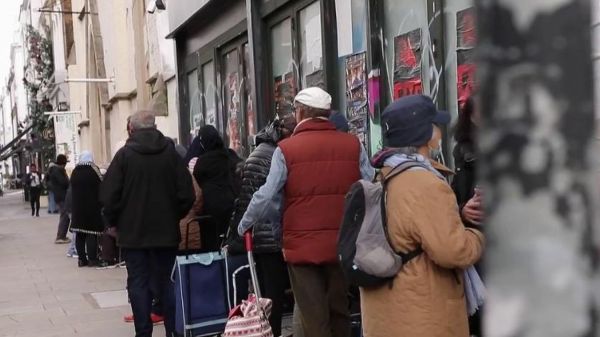 Royaume-Uni : les files d'attente s'allongent devant les banques alimentaires