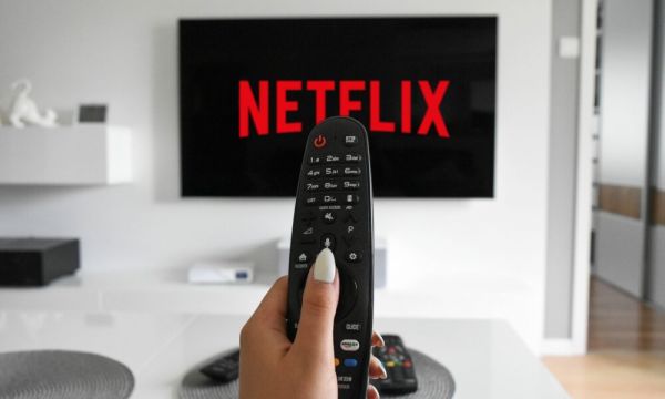 L'homme qui critiquait les films au cinéma vient de terminer la saison 2 d'Emily In Paris