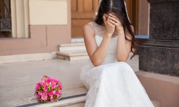 Happé par le suspens de son jeu d'escape quest, il rate son mariage et redevient célibataire