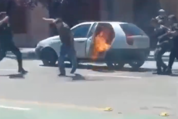 En plein contrôle de police, il craque et met le feu à sa voiture !