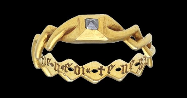 En Angleterre, un amateur découvre par hasard au détecteur de métaux une exceptionnelle bague en or et diamant du XIVe siècle