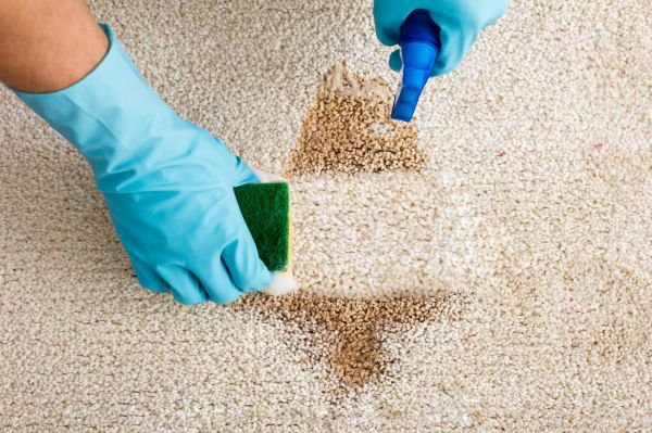 Comment nettoyer un tapis taché ? 10 astuces de mamie à tester