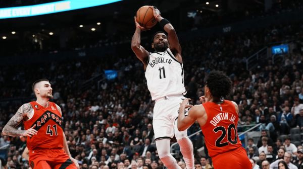 Les Raptors amoindris, Irving en profite