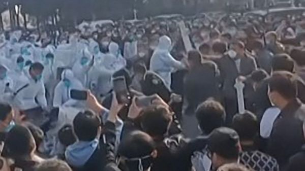 Chine : un confinement ordonné à Zhengzhou, après une flambée de cas de Covid-19 et de violentes manifestations