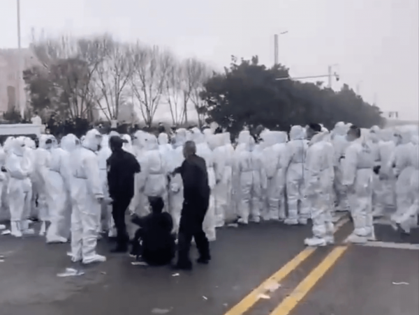 Les policiers chinois prennent la fuite face aux ouvriers de l’usine d’iPhone de Zhengzhou