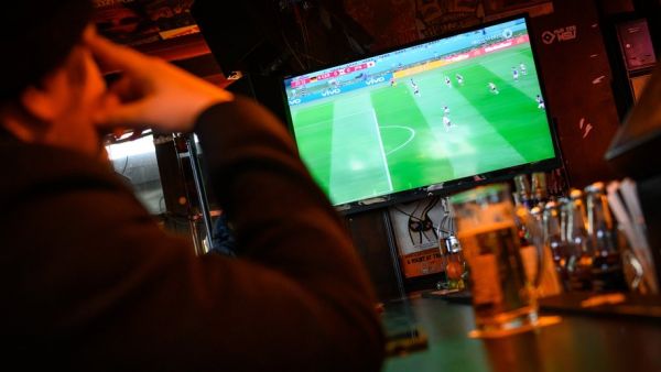 Coupe du monde 2022 : des militants anti-Mondial éteignent les télés dans les bars via une télécommande pirate à Paris