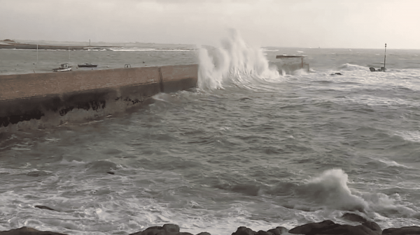Bretagne : alerte aux vagues-submersion