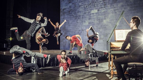 "Flying Bach" aux Folies Bergère : quand la breakdance virtuose rencontre les partitions de Jean-Sébastien Bach