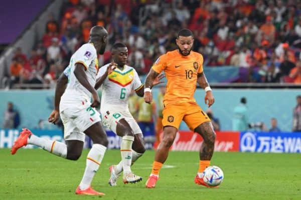Memphis Depay (Pays-Bas) devrait jouer une mi-temps face à l'Équateur