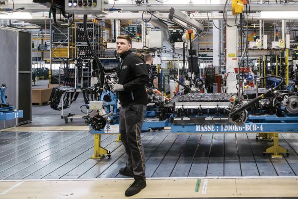 Renault décarbone ses usines, le bilan décevant de la COP27 : le Top/Flop de la semaine