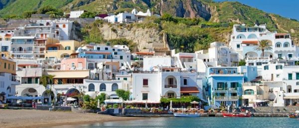 Huit morts et plusieurs disparus après un glissement de terrain du aux fortes pluies sur l'île italienne d'Ischia, au large de Naples - Vidéo