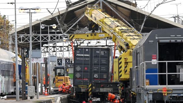 Accident de train de Carcassonne : les travaux de relevage des wagons couchés sont en cours