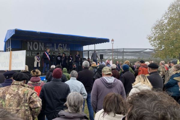 Lot-et-Garonne : 150 personnes réunies autour d'un casse-croûte gascon pour dire non à la future ligne à grande vitesse