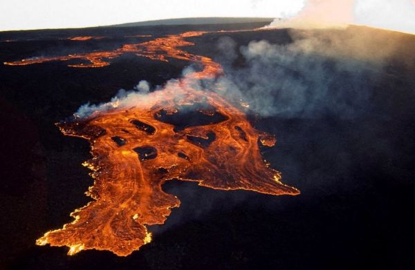 Le plus grand volcan actif du monde entre en éruption à Hawaï
