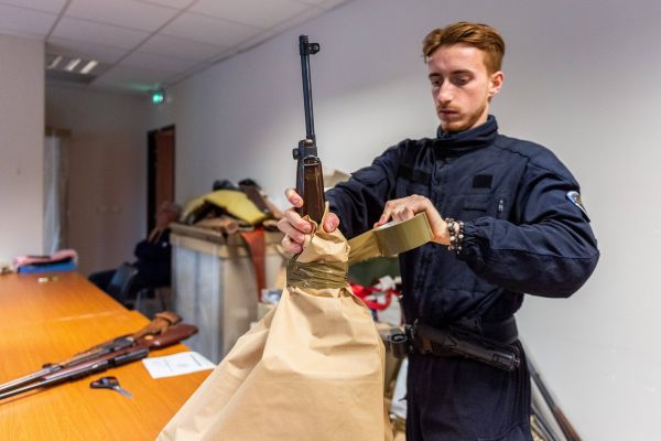 "Ça dépasse toutes nos attentes": de nombreux Varois se débarrassent de leurs armes illégales auprès des forces de l'ordre