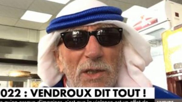 Sur CNews, le duplex surréaliste de Jacques Vendroux habillé en Qatari dans un kebab