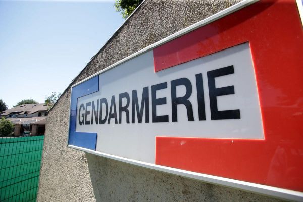 Il utilise les cartes bancaires volées à ses collègues et commet deux cambriolages