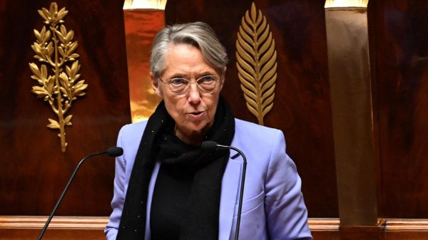 Motion de censure : Borne fustige les « contes et légendes » de LFI