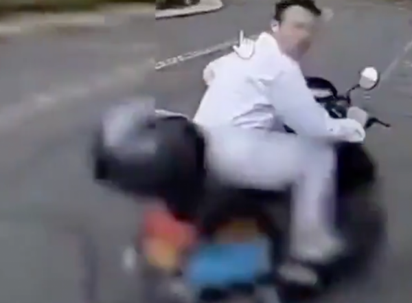 Ce scooter règle ses comptes avec une Google Car et c'est hilarant