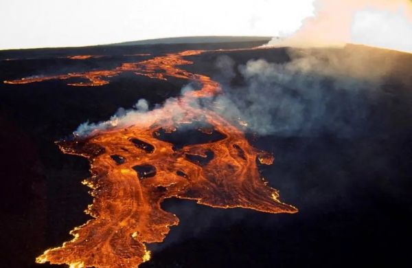 Le plus grand volcan actif du monde, le Mauna Loa, entre en éruption à Hawaï