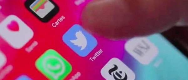 Elon Musk, propriétaire de Twitter depuis un mois, assure qu'Apple "menace" de retirer le réseau social de son magasin d'applications sur les iPhone