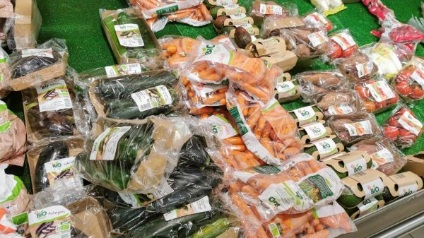 Plastique : le conseil d'Etat pourrait annuler l'interdiction des emballages pour les fruits et légumes