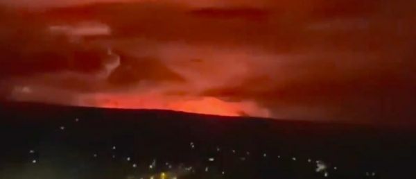Le plus gros volcan actif du monde, le Mauna Loa, situé à Hawaï, est entré en éruption pour la première fois en près de 40 ans - Regardez