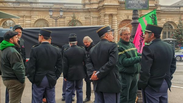 Les gardes forestiers de l'ONF manifestent devant le Sénat