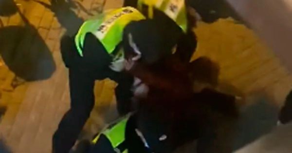 Chine. Selon la police locale, un journaliste de la BBC a été battu et arrêté "pour son propre bien afin d'éviter qu'il n'attrape Covid" alors qu'il couvrait les manifestations [...]