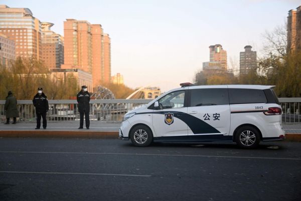 Face aux protestations, la Chine menace et envoie des signaux faibles d'ouverture