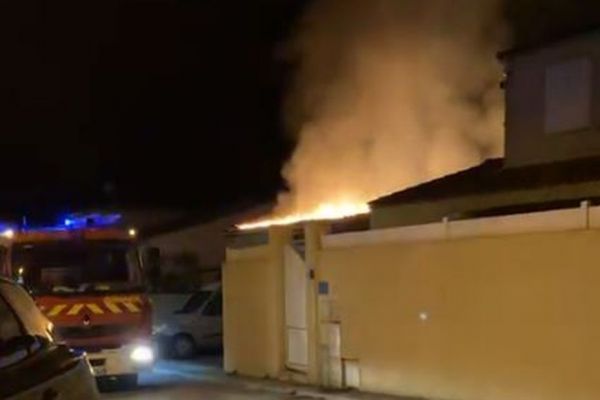 Gigean : le toit d'une maison couvert de panneaux solaires prend feu dans la nuit