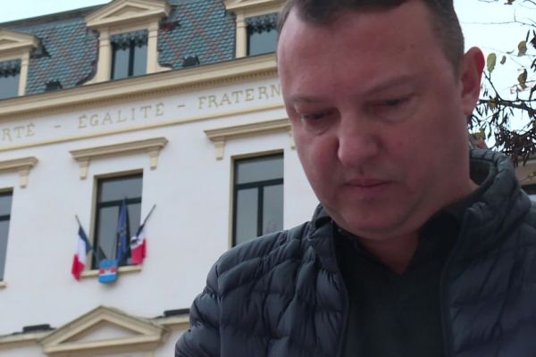 "Il n'y a pas d'insulte anodine. Il ne faut pas banaliser ce genre de choses", un élu victime d'invectives homophobes