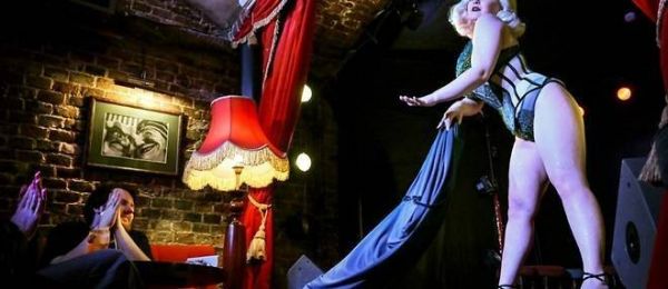 En Russie, malgré des lois homophobes de plus en plus sévères, les drag queens font de la résistance sur scène