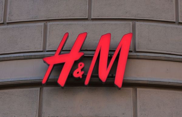 Les Russes visitent H&M pour la dernière fois alors que le détaillant ferme définitivement ses magasins.