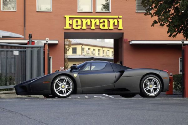 Ferrari Enzo. L'unique exemplaire noir mat proposé à la vente